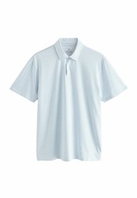 Camisa polo de color azul claro con un patrón geométrico, mangas cortas, cuello tipo polo y una tapeta de tres botones. Textura de tela suave.