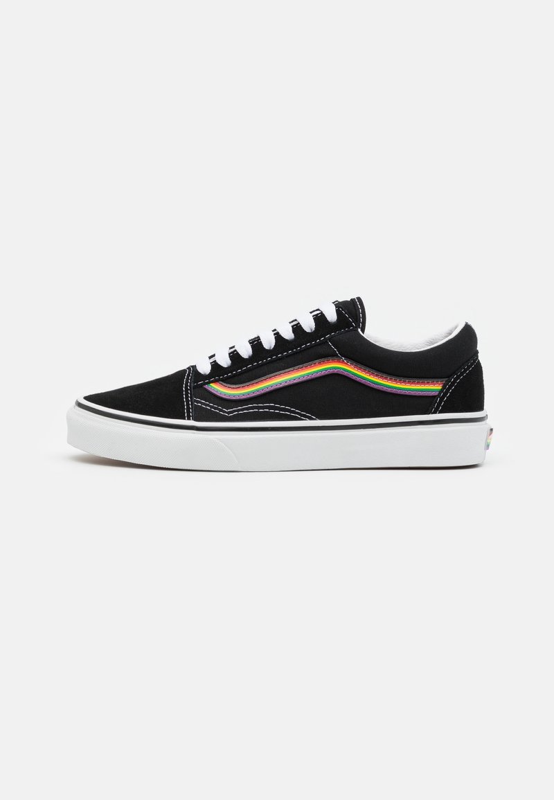 Schwarze Wildleder-Sneaker mit einer weißen Gummisohle, die entlang der Seiten mit regenbogenfarbigen Streifen akzentuiert sind und weißen Schnürsenkeln versehen sind. Klassisches Low-Top-Design.