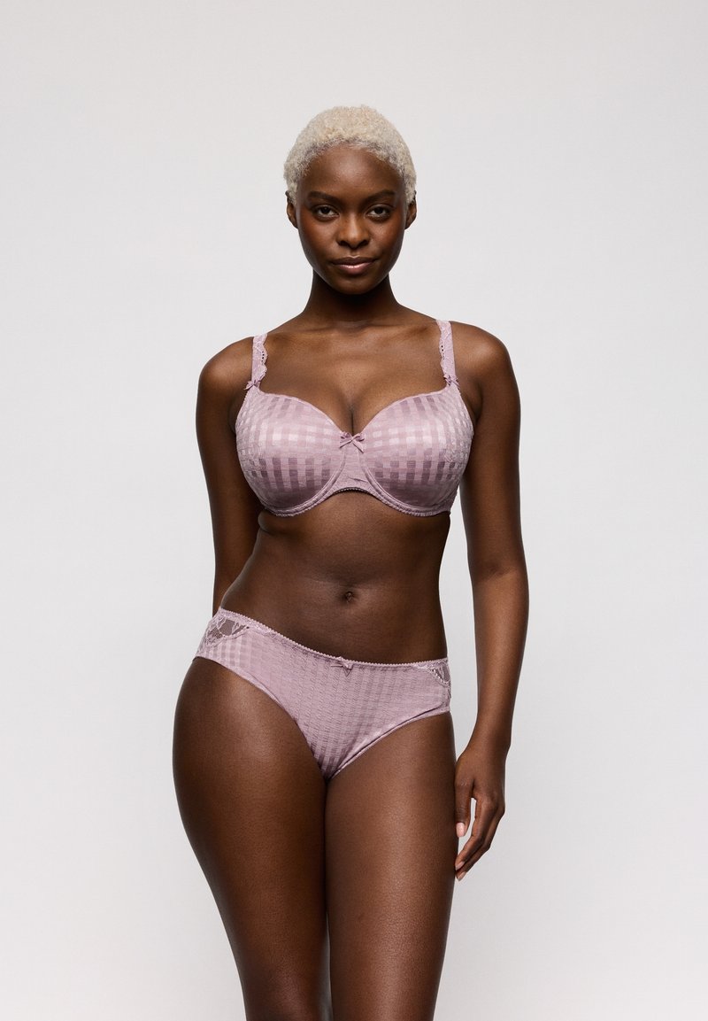 Set di lingerie a quadri rosa con dettagli in pizzo. Il reggiseno ha ferretto e fiocco decorativo; le mutandine presentano un design abbinato e bordo in pizzo.
