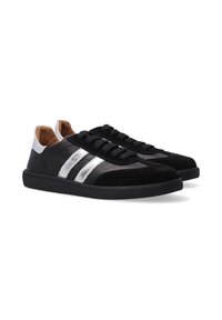 Sorte ruskind- og lædersneakers med sølvstriber, sort gummisål og sorte snørebånd; brun indvendig belægning. Klassisk atletisk design.