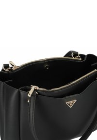 Borsa a tracolla nera in materiale sintetico con accessori dorati. Presenta una chiusura con zip, un comparto interno e un accento a triangolo con il logo. Texture liscia.