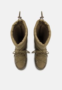 Khaki ocieplane buty z wyściółką, z okrągłym noskiem, teksturowanym materiałem i sznurowadłami z hakami dla pewnego zapięcia.