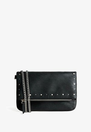 Crna kožna torbica s teksturiranim završetkom, srebrnim zakovicama duž gornjeg ruba i zatvaračem. Uključuje srebrni lančani remen.