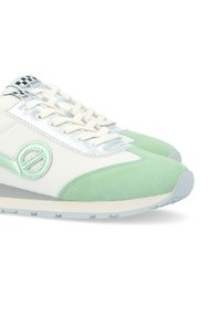 Sneaker atletiche con una punta in suede verde menta e dettagli, corpo in rete grigio chiaro, particolari in argento e una suola intermedia bianca.
