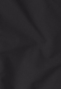 Tessuto nero morbido con pieghe sottili e texture liscia.