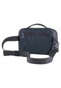 Borsa in tessuto nero con manico superiore e tracolla regolabile. Presenta una tasca frontale con zip e una superficie liscia. Design rettangolare compatto.