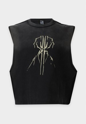 Čierny crop top bez rukávov so širokými prieramkami, s abstraktným svetlým grafickým dizajnom na hrudi pripomínajúcim pavúka alebo pavučinu.