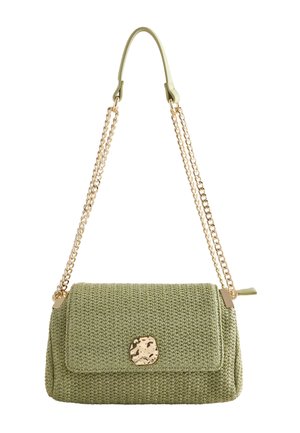 Sac à épaule tissé vert clair avec un rabat rectangulaire, fermoir en métal doré martelé et doubles chaînes dorées avec patin d'épaule en cuir.