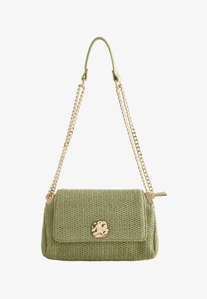 Sac à épaule tissé vert clair avec un rabat rectangulaire, fermoir en métal doré martelé et doubles chaînes dorées avec patin d'épaule en cuir.