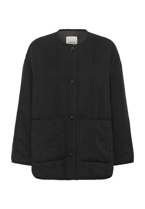 Veste matelassée noire avec un col rond, des fermetures à boutons sur le devant et deux grandes poches. Tissu texturé avec un détail de couture subtil.