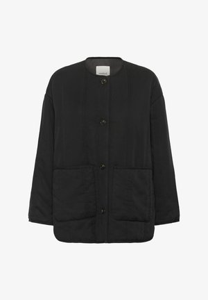 Veste matelassée noire avec un col rond, des fermetures à boutons sur le devant et deux grandes poches. Tissu texturé avec un détail de couture subtil.