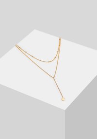 Lagdet guldhalskæde bestående af to kæder, den ene med små metalperler og den anden med en dråbevedhæng. Elegant finish med et delikat design.