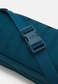 The North Face BERKELEY LUMBAR UNISEX - Övtáska - midnight petrol/algae blue