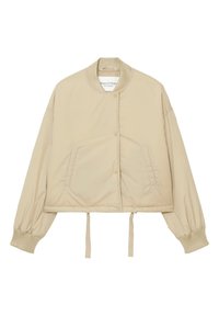 Giacca bomber corta beige con colletto e polsini a coste, chiusura anteriore con bottoni a pressione e due tasche laterali. Texture liscia con dettaglio a coulisse.