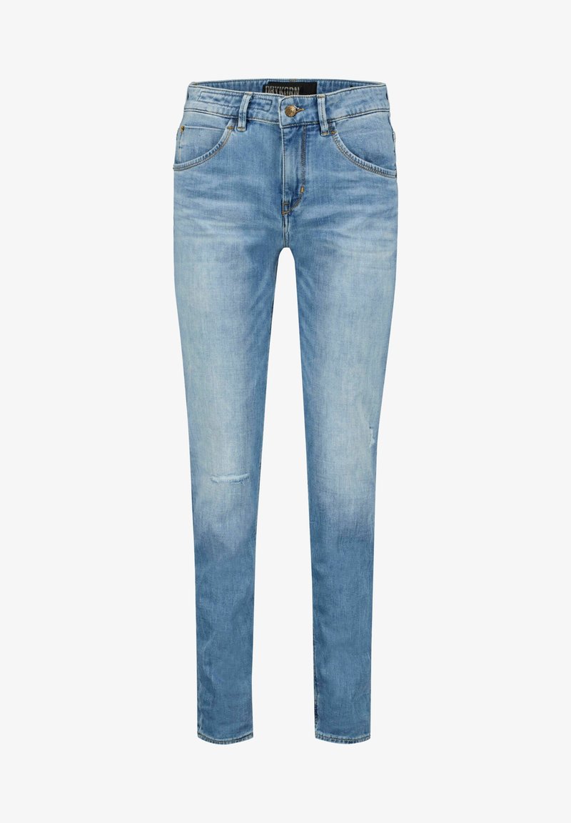 Jean slim bleu clair avec légère décoloration et usure subtile aux genoux, doté de poches avant et d'une ceinture à fermeture par bouton.