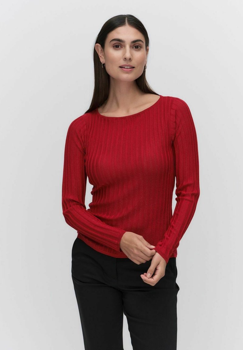 Rode geribbelde longsleeve top met een ronde halslijn, slim fit en textuurstof. G gedragen met zwarte broeken, die een gladde afwerking tonen.