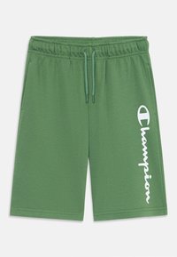 Shorts de sport verts en tissu doux, dotés d'une taille élastique, d'un cordon de serrage et d'un logo blanc sur la cuisse gauche.