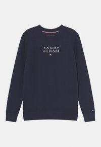 Granatowy sweter z fakturowanym wzorem dzianiny. Posiada okrągły dekolt oraz białe logo "TOMMY HILFIGER" na przodzie.