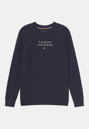 Maglione blu navy con motivo a maglia strutturata. Presenta una scollatura rotonda e il logo "TOMMY HILFIGER" in bianco sul davanti.
