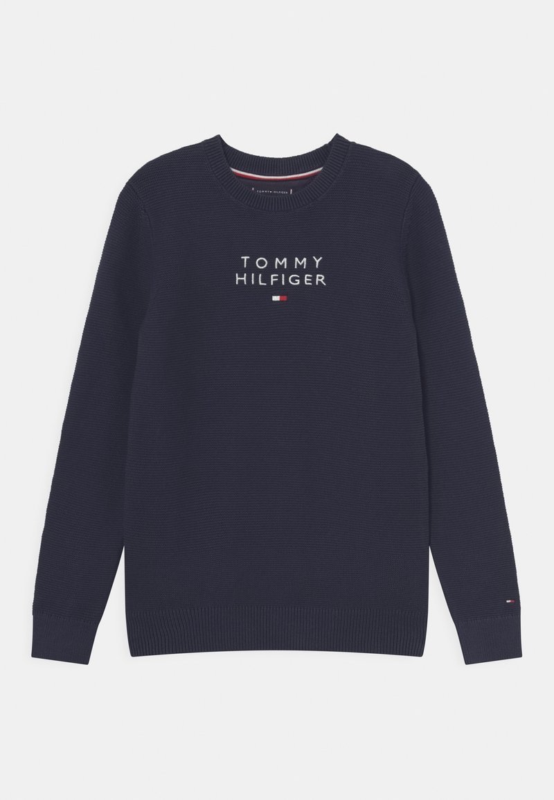 Granatowy sweter z fakturowanym wzorem dzianiny. Posiada okrągły dekolt oraz białe logo "TOMMY HILFIGER" na przodzie.