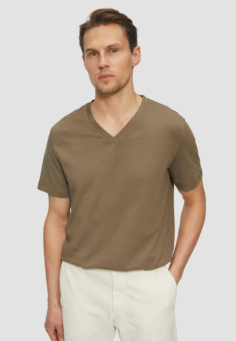 Oliwkowa koszulka V-neck wykonana z miękkiego materiału, z krótkimi rękawami i luźnym krojem, z subtelnym logo na piersi.