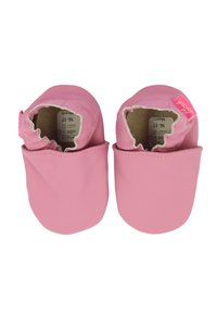 Rosafarbene Lederschuhe für Babys mit weichem Sohlen, elastischen Öffnungen, glatter Textur und einem rosa Etikett an der Seite. Größe innen gekennzeichnet.