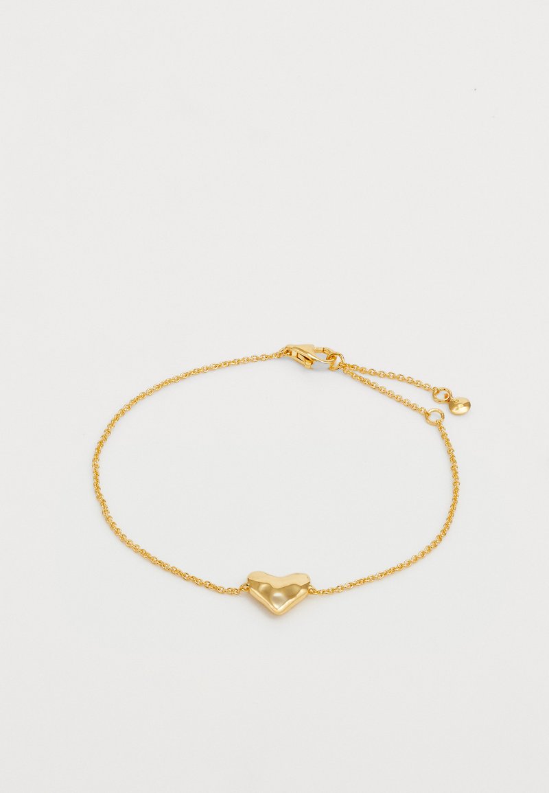 Kultaiset ketjuhihnat, joissa on keskellä sydämen muotoinen riipus, sileä pinta ja rapu-tyylinen lukko, jossa on säädettävä ketju.