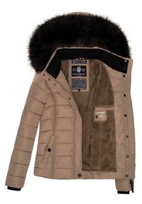 Tan pufferjakke med sort pelsforet hætte, kviltet ydre og blød brun fleece-foring. Har trykknaplukninger og indre lomme.