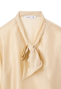 Blusa di seta beige con collo a cravatta, con una texture liscia e una leggera lucentezza. L'etichetta riporta "Terranova", taglia S.