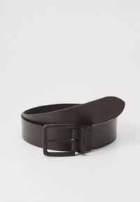 Ceinture en cuir marron foncé avec une finition texturée, dotée d'une boucle en métal noir et d'un embout lisse. Design simple, sans motifs visibles.