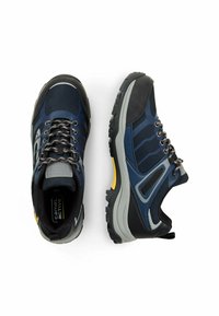 Granatowe buty trekkingowe z siateczkową cholewką, szarymi akcentami, wzmocnionym czubkiem i grubą gumową podeszwą. Posiadają odblaskowe detale i metalowe oczka.
