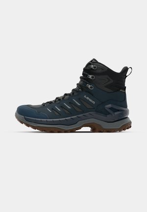Bota de caminhada impermeável feita de material sintético azul-escuro, com design de cano alto, sola de borracha e detalhes estampados.