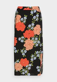 Saia midi floral com grandes rosas vermelhas e pêssego, acompanhadas de flores azuis sobre um fundo preto, feita de tecido leve e com uma fenda lateral.