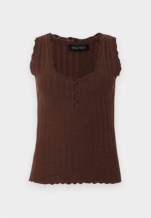 Καφέ αμάνικη πλεκτή μπλούζα με ριμπ ύφανση και κυματιστά τελειώματα, τρία κουμπιά καλυμμένα με ύφασμα στο λαιμό και στρογγυλό λαιμόκοψη.