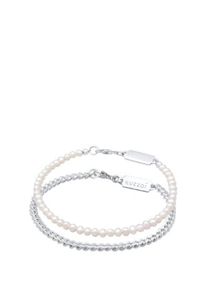 Zwei Armbänder: eine Silberkette und eine weiße Perlenkette, beide mit rechteckigen Verschlüssen, die mit "Kuzzoi" graviert sind.