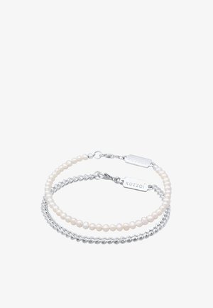 Deux bracelets : une chaîne en argent et un rang de perles blanches, tous deux avec des fermoirs rectangulaires gravés de "Kuzzoi."