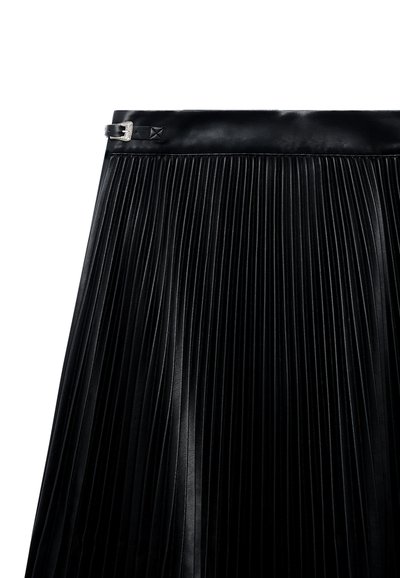 Μαύρη πτυχωτή δερμάτινη φούστα με λεπτομέρεια από μικρή ασημένια αγκράφα στη μέση, εμφανίζεται σε λευκό φόντο.