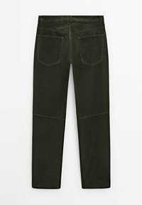 Pantalon droit vert foncé avec poches arrière et coutures visibles aux genoux et à la taille.