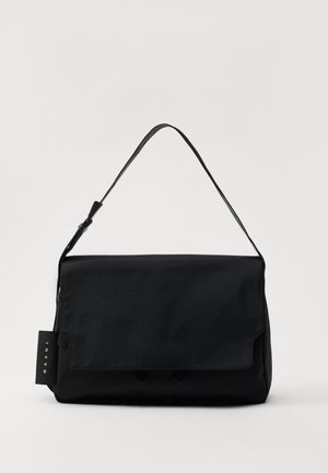 Borsa a spalla in nylon nero con chiusura a pattina, dotata di due dettagli con bottoni e una lunga tracolla regolabile. Design rettangolare semplice.
