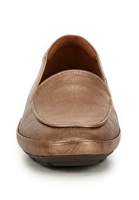 Scarpa slip-on in pelle bronzo con punta arrotondata, texture liscia, colletto imbottito e suola piatta in gomma nera.