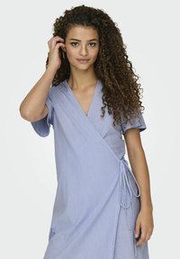 Blauwe en witte gestreepte wikkeljurk met korte mouwen, diepe V-hals en zijsstrikdetail. Glad, lichtgewicht stof met een ontspannen pasvorm.