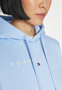 Tommy Jeans LINEAR HOODIE - Felpa - moderate blue