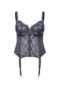 Lingerie grigia e blu navy con ricami floreali, coppe con ferretto, bordo in pizzo, spalline regolabili e ganci per calze. Texture in satin liscia.