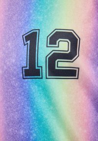 Musta numero 12, jossa valkoinen ääriviiva, kangaspohjalla, jossa on pystysuuntainen liukuväri violetista vaaleanpunaiseen.