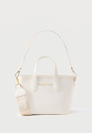 Bolso blanco Valentino con dos asas, una amplia correa de hombro con la marca y una correa decorativa con tachuelas.