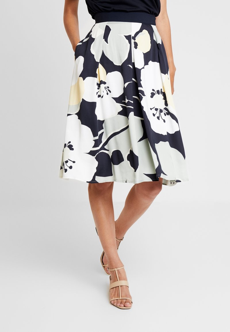 Kukkakuosiin somistettu hame, jossa on korkea vyötärö, kevyt kangas, jossa tummansinisiä, valkoisia ja pastellivärejä, sekä sivutaskut.