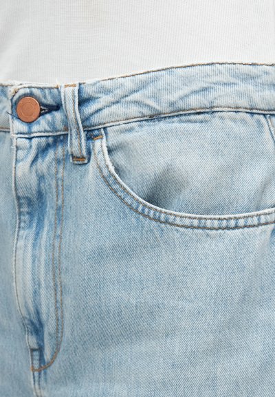 Ανοιχτό μπλε τζιν παντελόνι με κλασικό σχέδιο πέντε τσεπών, χαλκομανία κουμπί και διακριτικές εφέ φθοράς στο ύφασμα.