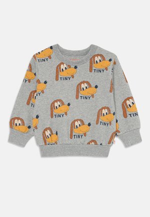 Siv majica s dolgimi rokavi z ponovljenim tiskom risanih pasjih obrazov in besedo "TINY" v oranžni in črni barvi. Mehka tekstura.