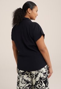 WE Fashion Užsagstoma palaidinė - schwarz