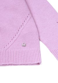 Maglione rosa chiaro in morbido knit con orlo e polsini a costine. Presenta un motivo di cucitura decorativo e un piccolo logo argentato.